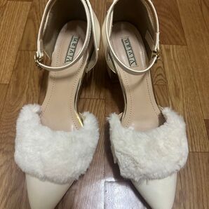 Vivian ファー付きストラップパンプス オフホワイト
