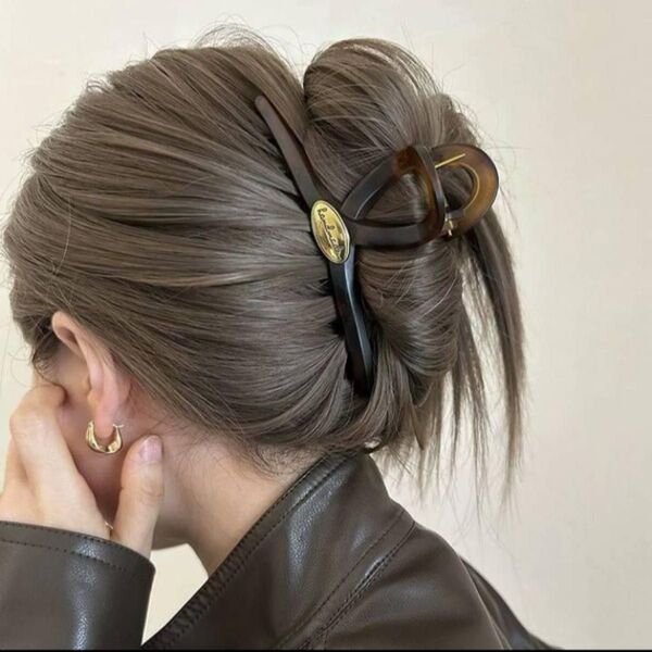 カジュアル ブラウン メタルパーツ付き ヘアクリップ 長さ13cm