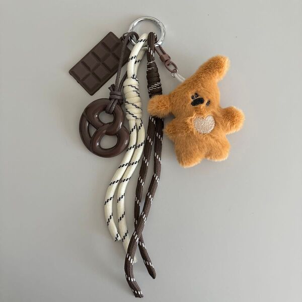 じゃらじゃら キーホルダー バッグチャーム 犬 わんこ チョコレート プレッツェル ブラウン 茶