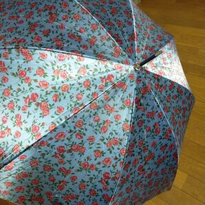 青地に赤いバラの長傘 未使用バラ長傘 光沢のあるブルーの長傘レディース 雨傘女性用
