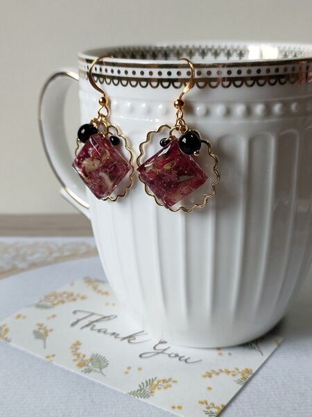 フラワーフレークのスクエアピアス ハンドメイド レジンアクセサリー