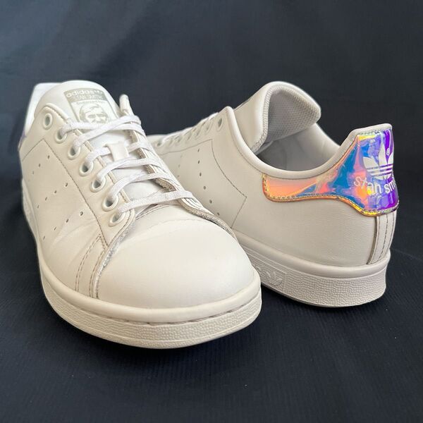 アディダス adidasスタンスミス STANSMITH シルバーメタリック 白 ホログラム FX7521 24.0cm