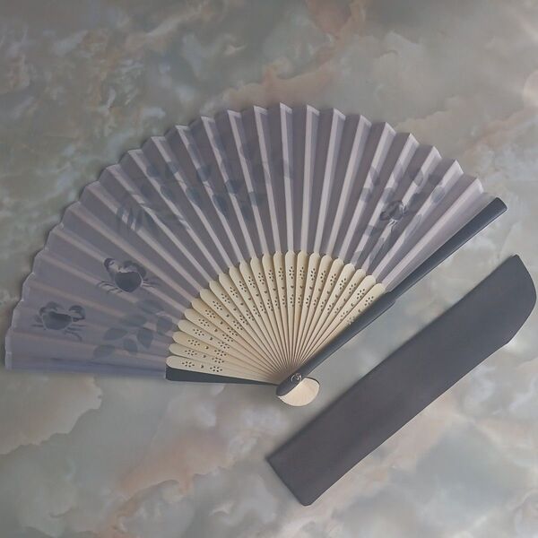 新品未使用 蟹柄 扇子 収納袋付