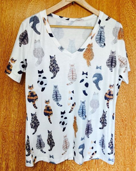 バックショット猫ちゃん♪ 猫柄 半袖Tシャツ Vネック Lサイズ
