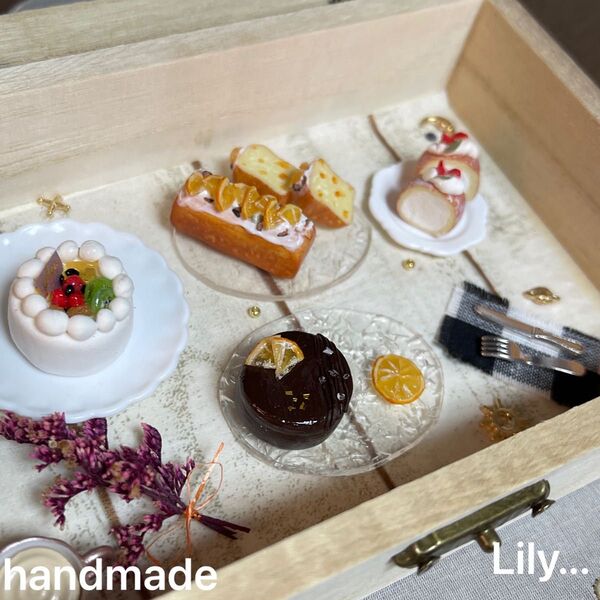 ミニチュアケーキセットハンドメイド(白皿2枚とカトラリー付き)