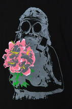 ◆おもしろTシャツ◆パロディーTシャツ◆ガスマスクに花束を◆L・XLサイズ _画像1