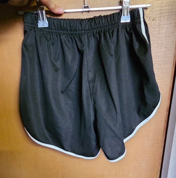 ショートパンツ 黒 サイドライン入り
