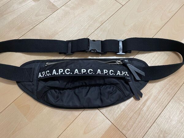 ★A.P.C ボディーバック★ ブラック/LINE黒