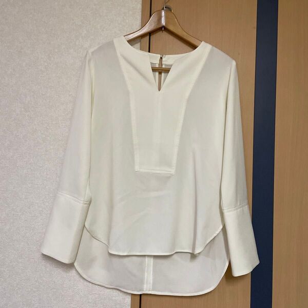fua 未使用 キーネックプルオーバーブラウス 美品
