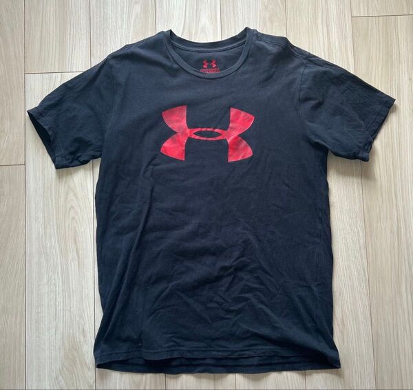 アンダーアーマー Tシャツ 黒地に赤ロゴ メンズ
