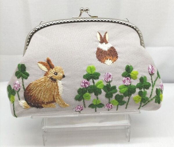 手刺繍 がま口 ポーチ(クローバー畑にて)A