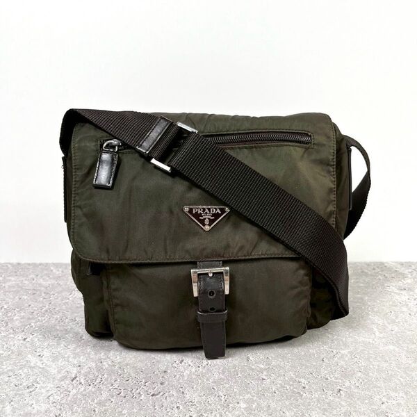 PRADA プラダ メッセンジャーバッグ ショルダーバッグ サコッシュ ナイロン レザー オリーブ カーキ 三角ロゴ 斜め掛け