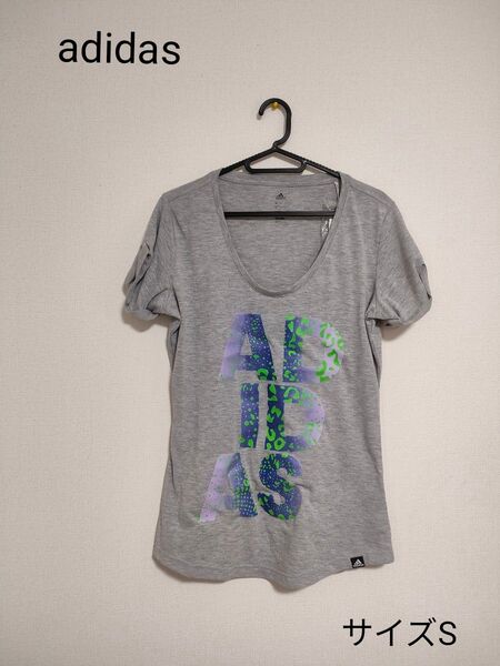 未使用タグ付き adidasアディダス トップス半袖 Tシャツカットソー グレー デカ文字 Uネック スポーツ カジュアルコーデ