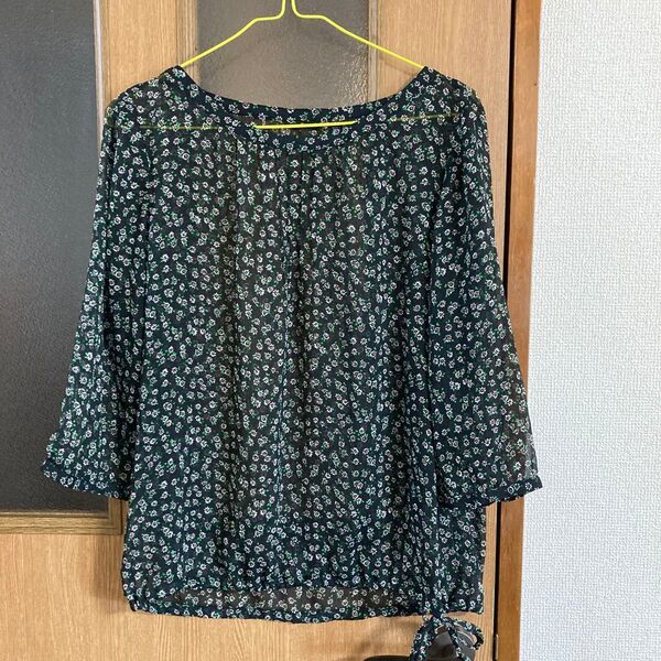 UNIQLO薄手ブラウス 黒 総柄