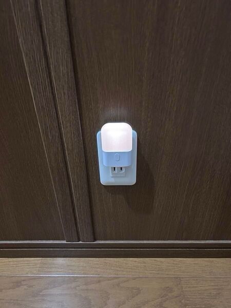 明暗センサー付きLEDフットライト 4個セット+おまけ(充電式明暗・人感センサー付きLEDライト5個)