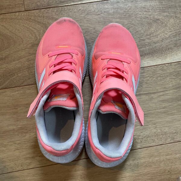 adidas キッズスニーカー 22センチ