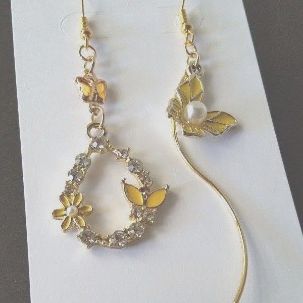 ハンドメイド キラキラ 黄色い蝶のアシンメトリーピアス/ニッケルフリ―金具