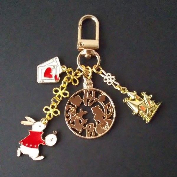ハンドメイド 不思議の国のアリス うさぎ キーホルダー/チャーム/ キーリング バックチャーム/あか