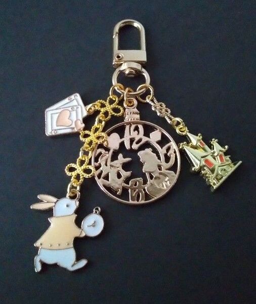 ハンドメイド 不思議の国のアリスモチーフ うさぎさんキーホルダー、バックチャーム/ピンクのうさぎ