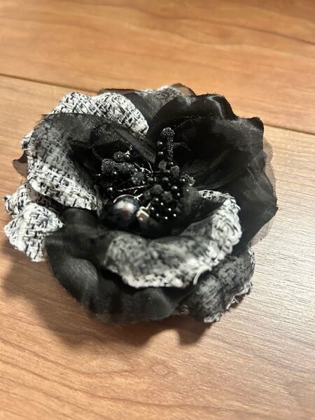 UNTITLED フラワーブローチ 黒と白
