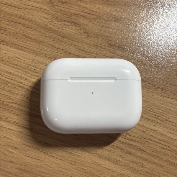 アップル純正のものではありません!箱は捨ててしまってありません、音は全然問題ないです、ノイズキャンセリング機能は使えません!