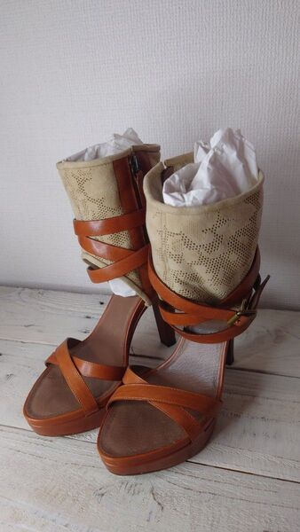 UGG プラットフォームウッドハイヒールサンダル