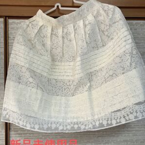 新品 訳あり?経年劣化による黄ばみとクローゼットでのシワ ジルスチュアート ミニスカート 白 春夏 タグ有り