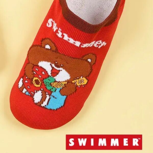 SWIMMER 滑り止め付き 室内履き スリッパ 内履き おうち かかとあり キャラクター ルームシューズ スイマー 熊 赤 靴下