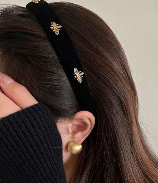 黒いベルベットヘアバンド カチューシャ 蜂の装飾