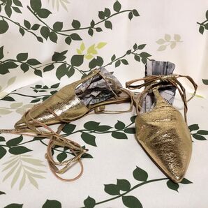 メ(^ ^)P【ZARA】 メタリックゴールド レースアップ パンプス