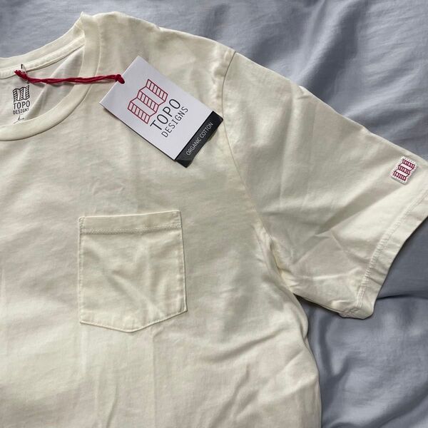 TOPO DESIGNS シンプルなホワイトのコットンTシャツ、ポケット付き
