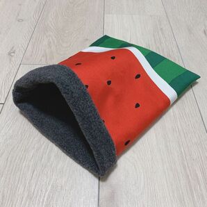 ハリネズミのためのまるごとスイカなお布団