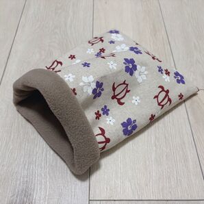 ハリネズミのための?ハイビスカスと亀のお布団