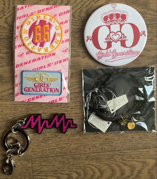 少女時代 RIRLS‘GENERATION キーホルダー 缶バッジ ワッペン(2個セット)ブレスレット兼ヘアゴムなど4点セット