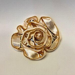 リボンとスパンコールの薔薇のブローチ ベージュ ゴールド