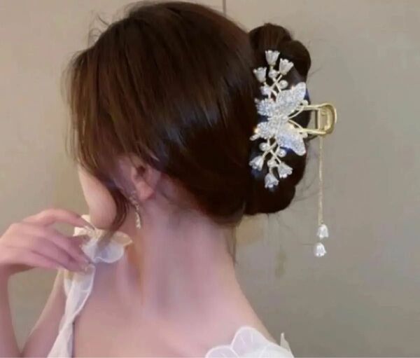 白いお花 バタフライ パール チェーン ヘアクリップ バンズクリップ ヘアアクセサリー 髪留め まとめ髪 ゴールド