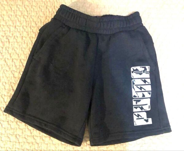 美品 プーマ ロゴ入り黒ショートパンツ 130-140 コットン スウェット ジャージ