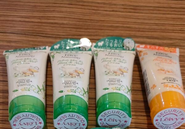レイヴィー ハンド&ネイルクリーム ホワイトティー3本 金木犀(キンモクセイ)1本 50g×4本