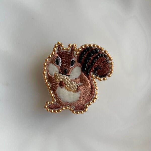 リス ブローチ ビーズ刺繍