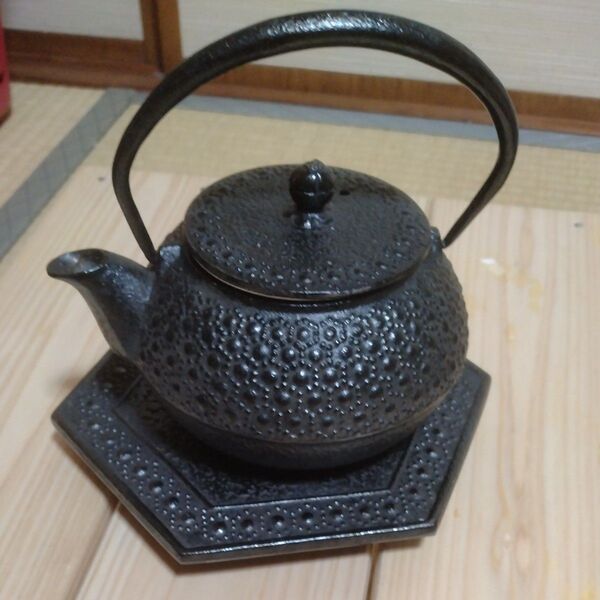 未使用品 鉄急須+釜敷セット品 南部鉄器 急須 岩鋳 急須 3型亀甲 黒+釜敷 六角亀甲(大)