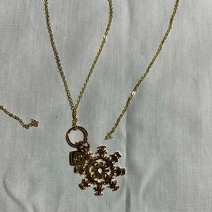 CHANEL 2024限定 チェーン付き 雪型チャームアクセサリー ノベルティ
