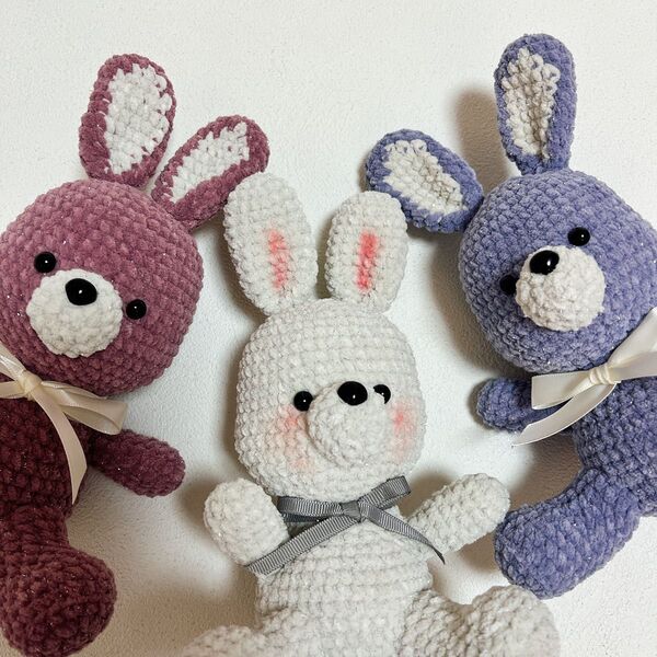 【ハンドメイド】あみぐるみ お座り うさぎさん ピンク、ブルー、白 お好きな1点