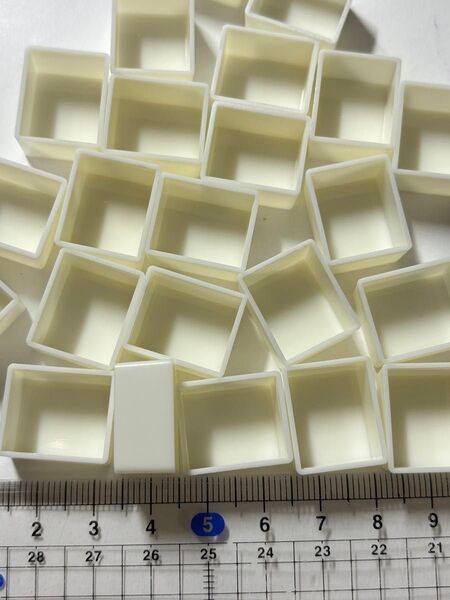 水彩画用 絵の具容器 四角い空ハーフパン 24個
