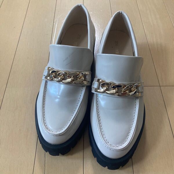 NATURAL BEAUTY BASIC 厚底ローファー チェーン装飾 アイボリー 23.5cm〜24.0cm (Mサイズ)