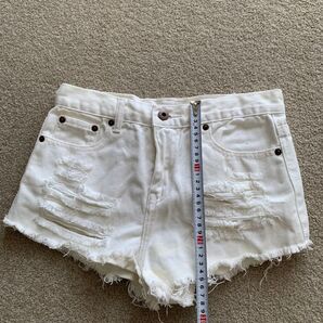 新品未使用 FOREVER21 ホワイト ダメージ ショートパンツ(サイズ64) 切りっぱなし ショートパンツ ダメージ加工