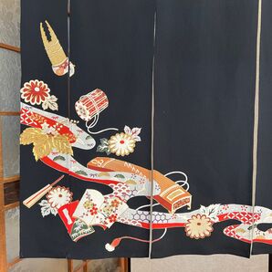 着物素材、刺繍 楽器 金糸 黒地、横〜125—丈〜116!