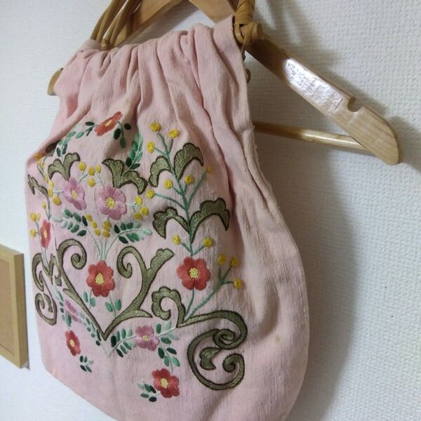 ハンドメイド フランス刺繍ピンクのバッグ