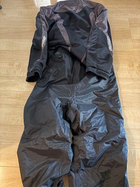 バイク用のブルゾンとパンツです。ブルゾンは肩と肘にプラスチックのパットが入っています。今からの季節に丁度良い物です。