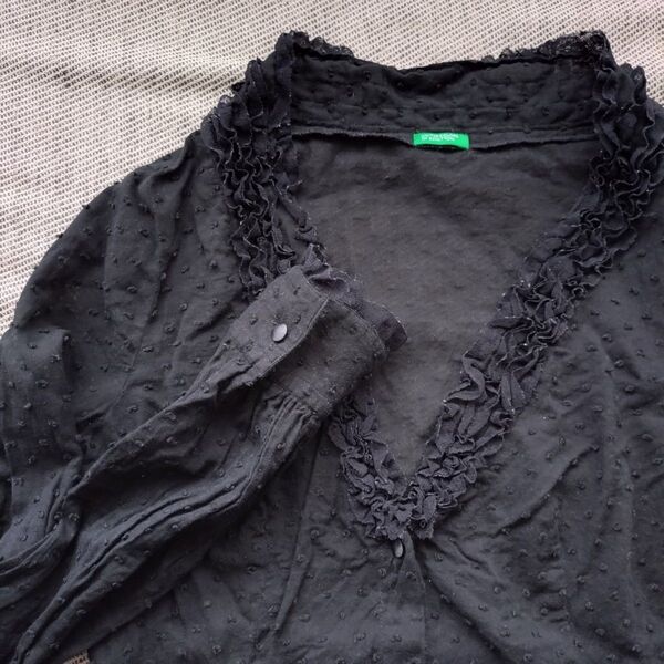 UNITED COLORS OF BENETTON. シアーブラウス ドット柄 フリル 黒