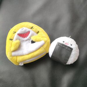 未使用 サメおむすび ポーチ & おにぎりマスコット キーホルダー 2個セット ぬいぐるみ